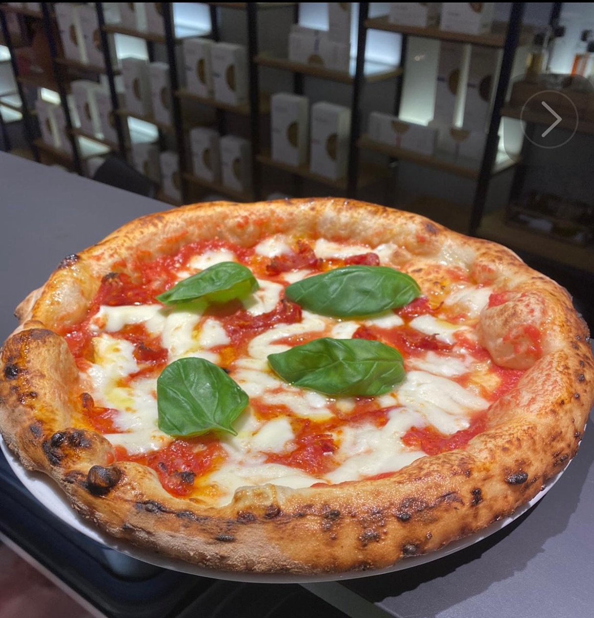 Pizza napolitaine au feu de bois